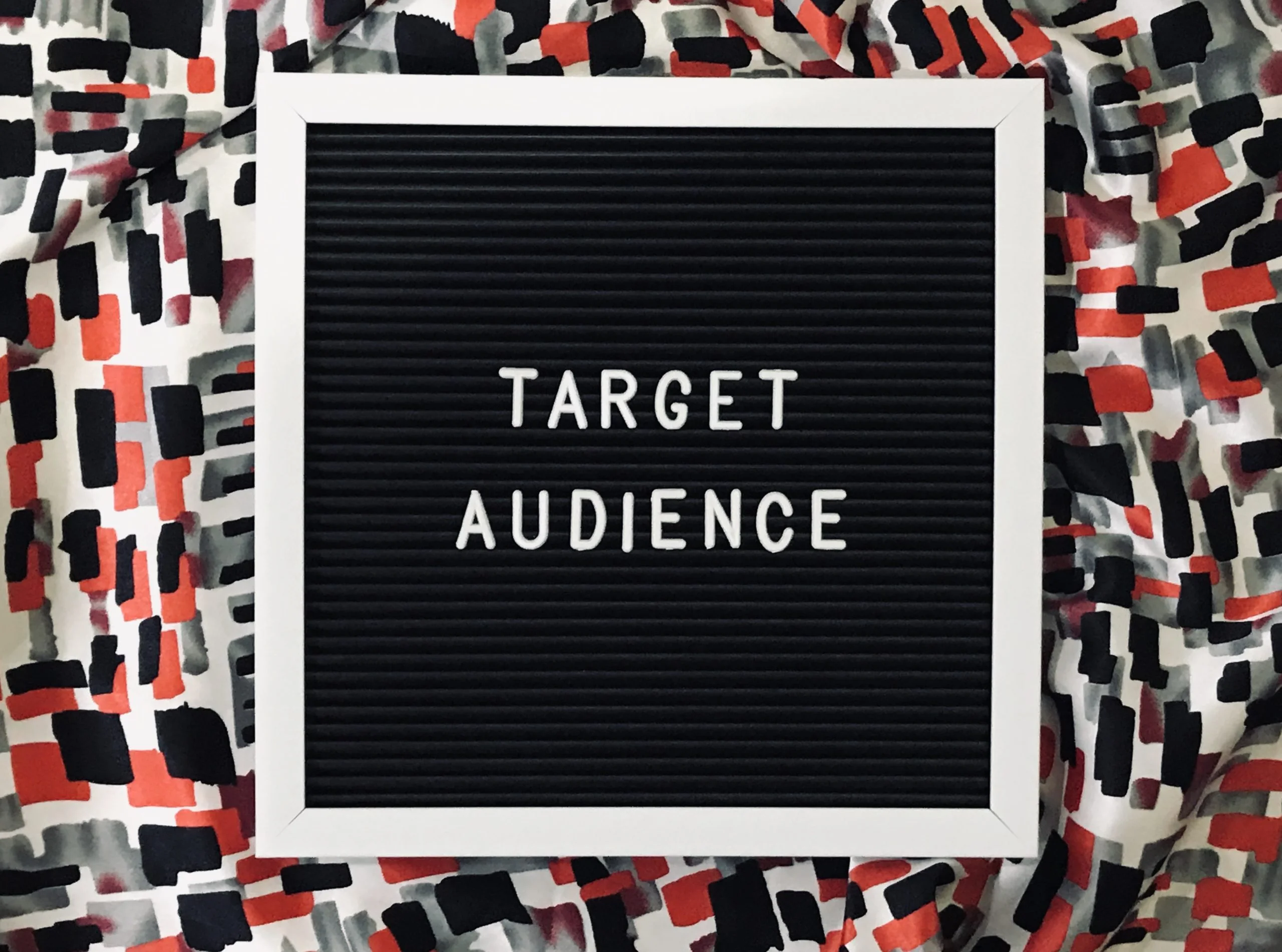 Dieses Bild zeigt die Wörter target audience (Zielgruppe) vor abstraktem Hintergrund 